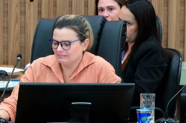 Homenagem póstuma emociona vereadores e familiares durante sessão na Câmara de Sapezal