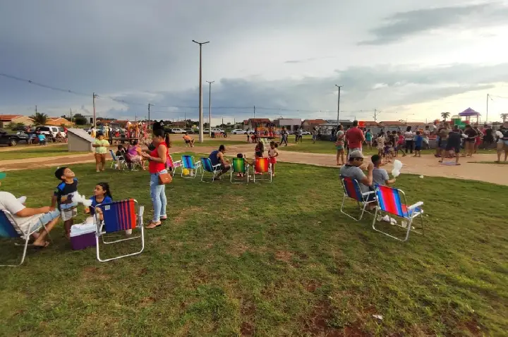Quase dois anos após inauguração, praça do Bairro Papagaio ainda aguarda infraestrutura completa