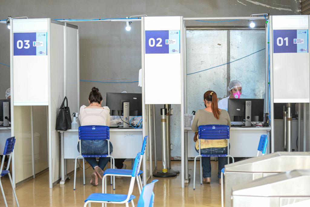 Pessoas a partir de 14 anos são atendidos no Centro de Triagem de Covid-19 em Cuiabá