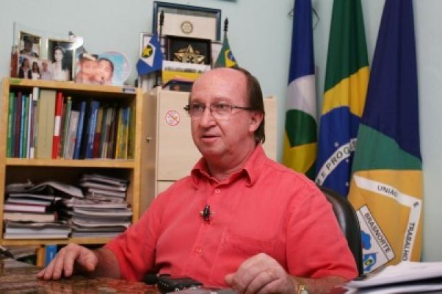 Prefeito de Brasnorte é acusado de usar servidores para fazer campanha política durante expediente