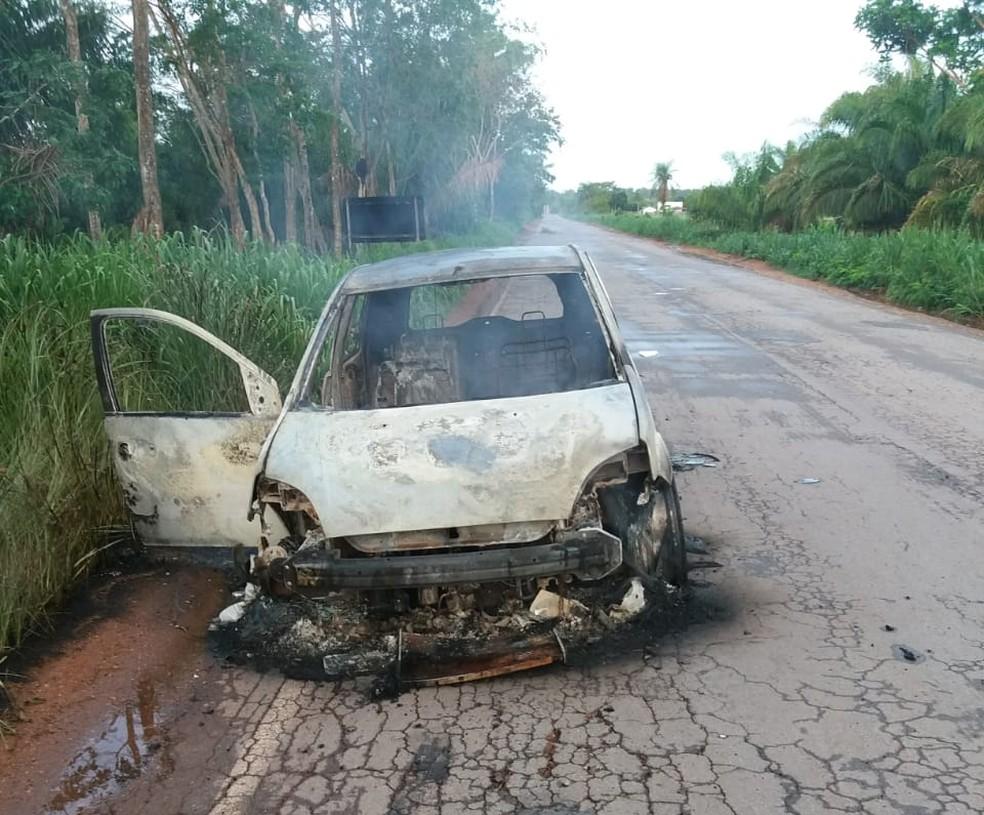 Carro em chamas é encontrado por policiais em Curvelândia (Veja Fotos)