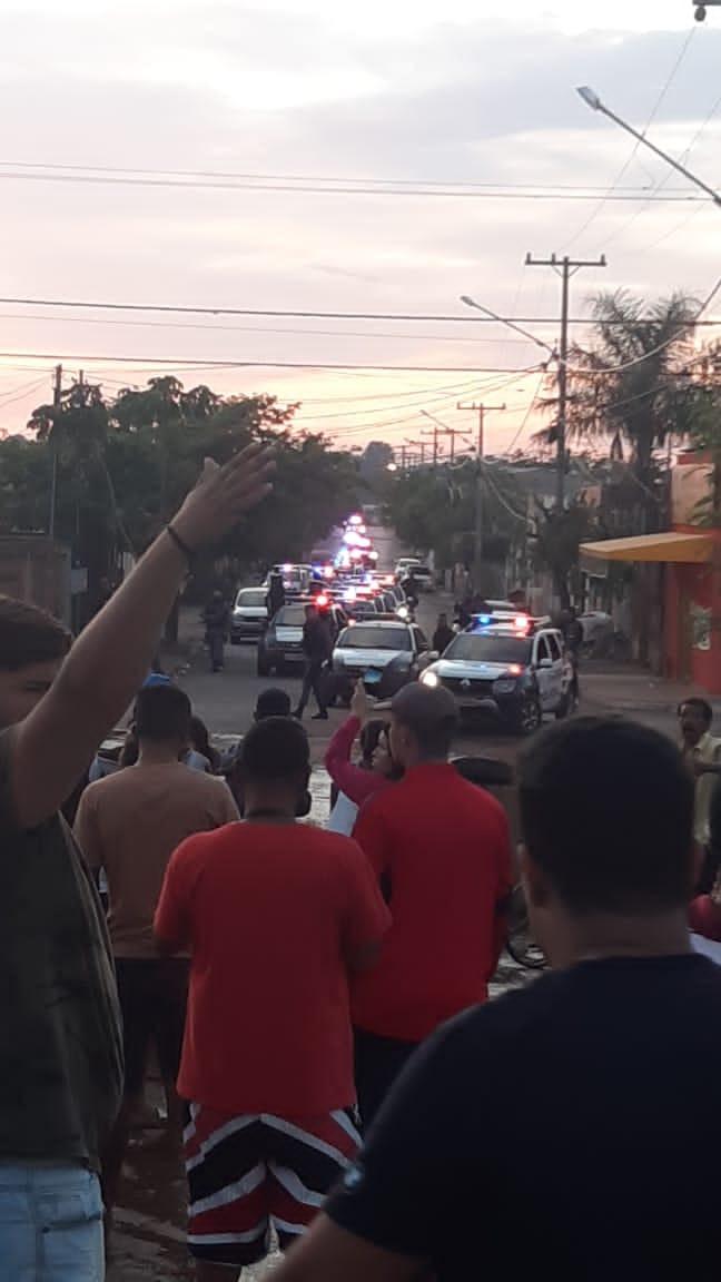 Dezenas de famílias ficam na rua após reintegração de posse no Residencial Colinas Douradas em VG
