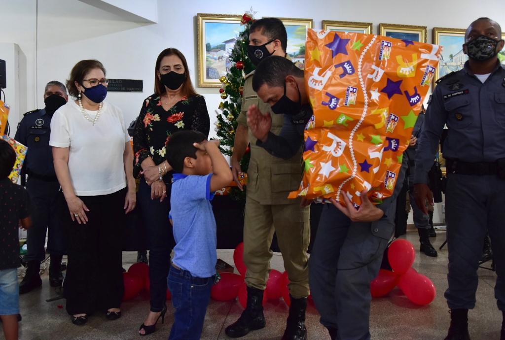 Polícia Militar e Corpo de Bombeiros distribuem brinquedos para crianças de unidades de acolhimento