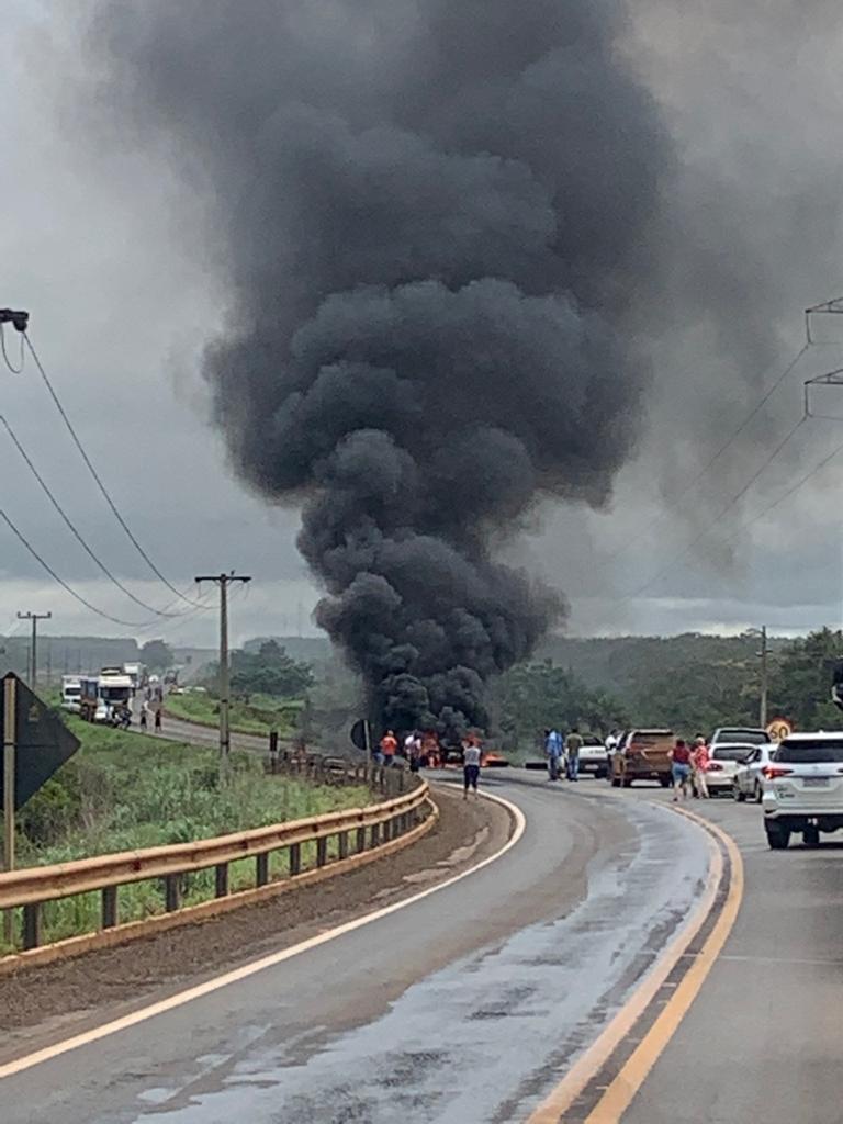Carreta pega fogo na ponte do Rio Juruena entre Sapezal e Campos de Júlio