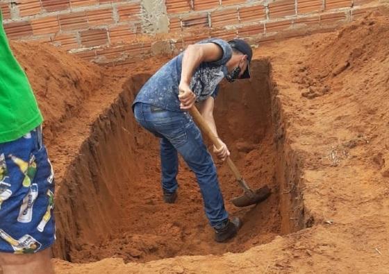 Filho cava cova para enterrar o próprio pai após coveiro bêbado se recusar a realizar o trabalho em Alto Garças