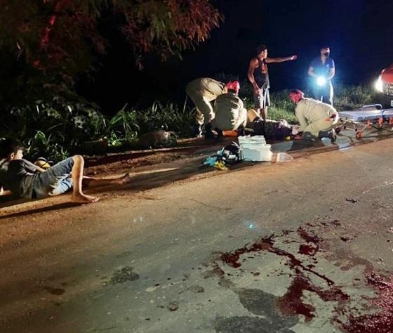 Jovens em motocicleta são atropelados por veículo, motorista fugiu do local