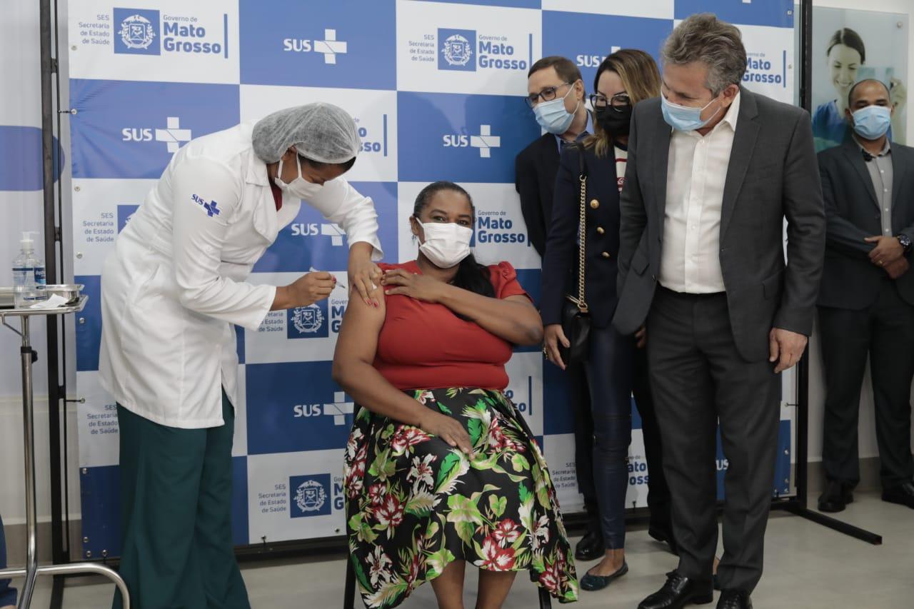 Primeiros profissionais da saúde são vacinados em solenidade logo após a chegada da vacina no Estado