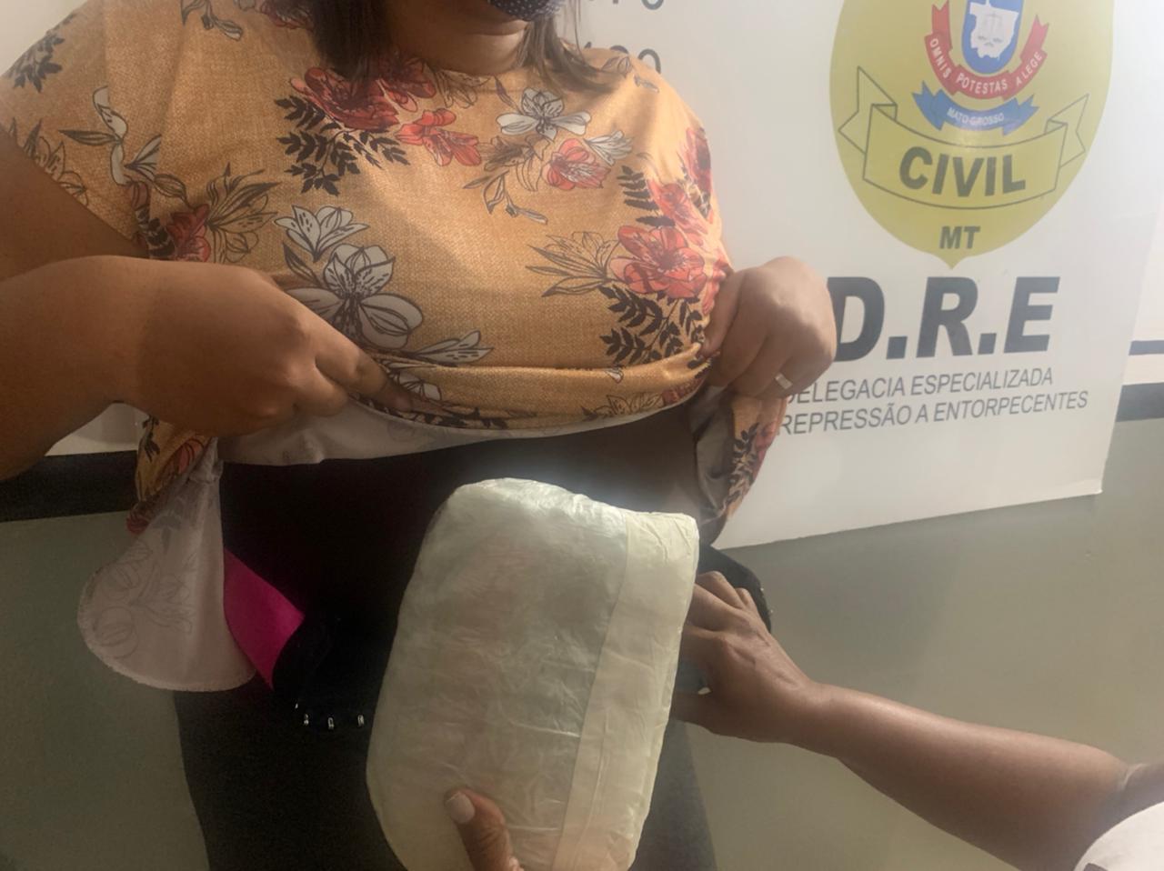 Mulher é presa transportando 1kg de cloridrato de cocaína na cintura