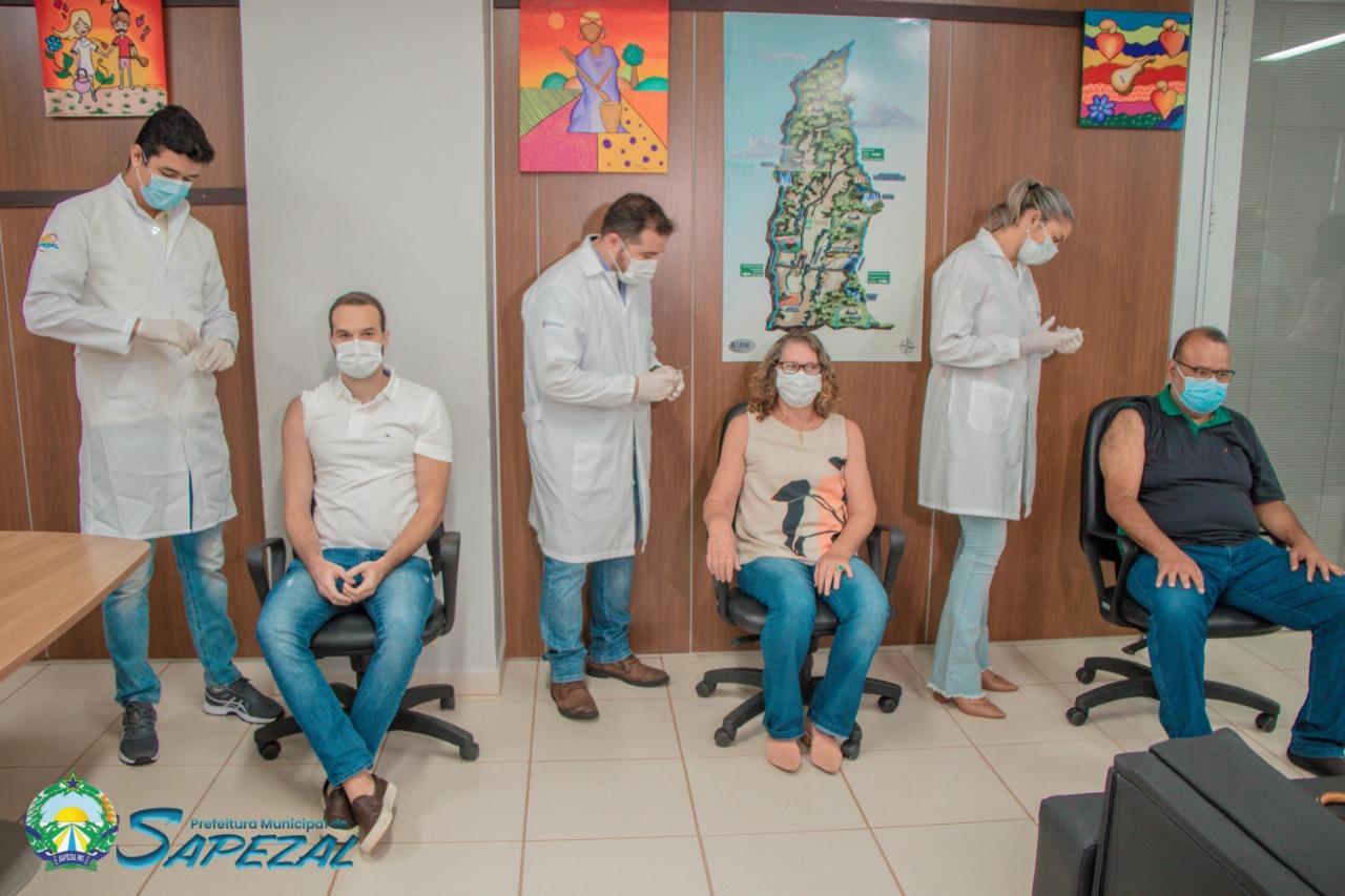 Servidora mais antiga da Saúde e dois médicos são os primeiros vacinados em Sapezal
