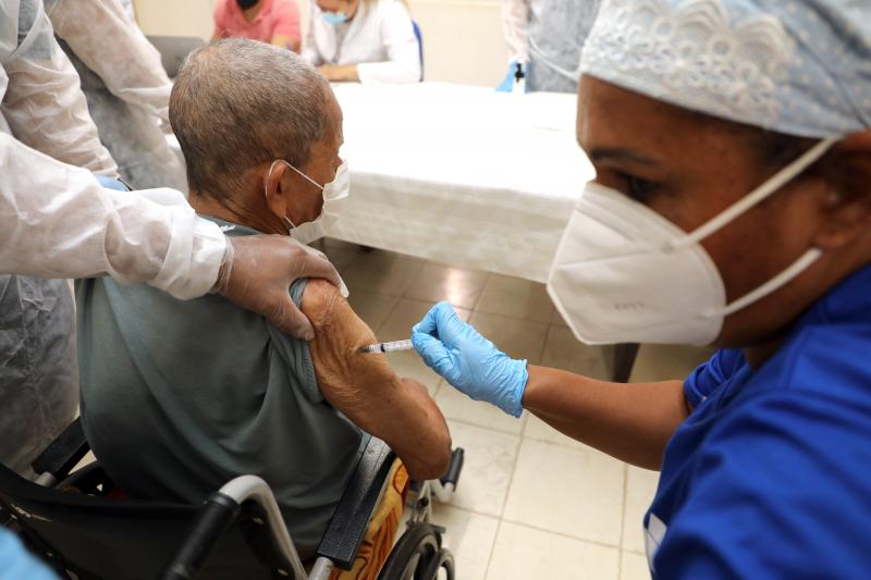 Prefeitura de Cuiabá vacina 136 idosos do Abrigo Bom Jesus