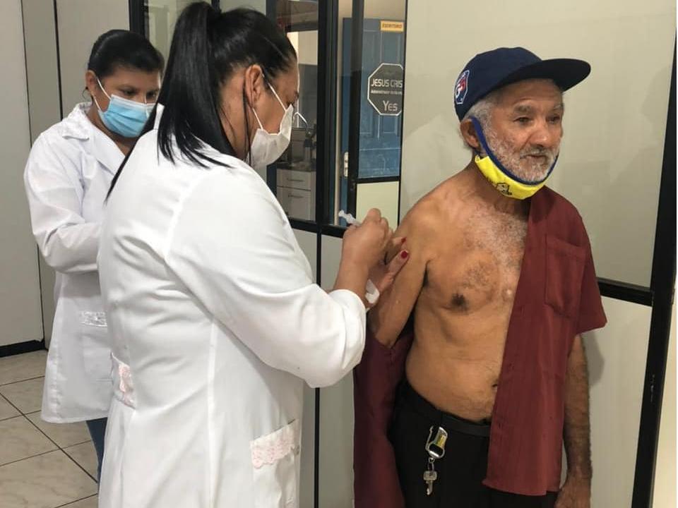 Aos 82 anos, Corujinha é vacinado contra a Covid-19