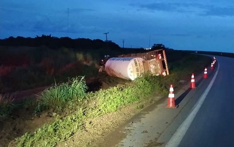 Carreta carregada com oxigênio tomba na BR-163 em Lucas do Rio Verde