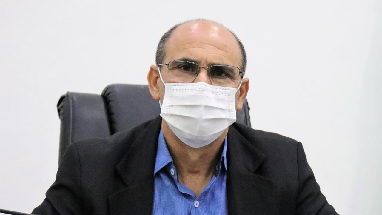 Chapadinha leva invertida de colegas após falar besteira na tribuna