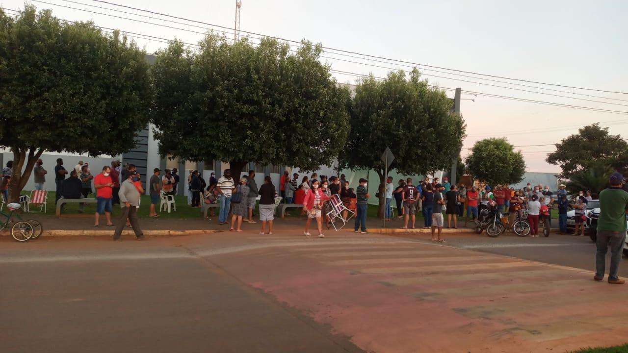 Dia D da vacina contra Covid-19 causa aglomeração em frente a Secretaria de Saúde