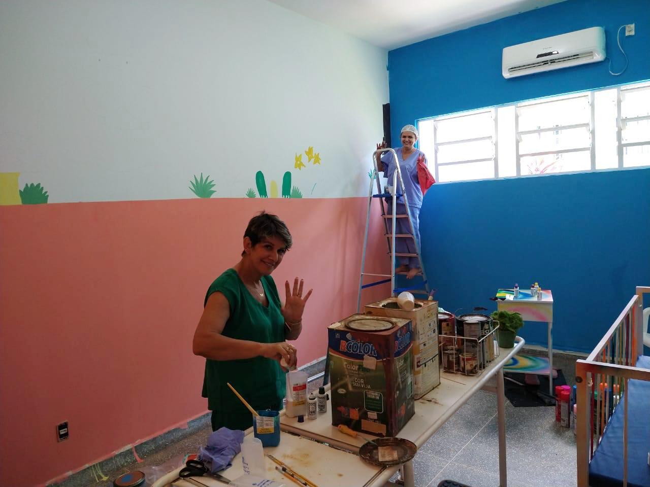Servidores da Saúde de Campos de Júlio pintam leito pediátrico em Hospital