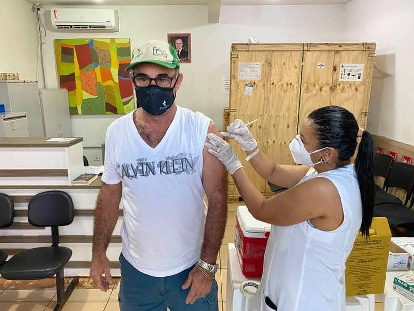 Guarino Fernandes se manifesta em apoio a vacinação ao tomar a primeira dose contra Covid-19