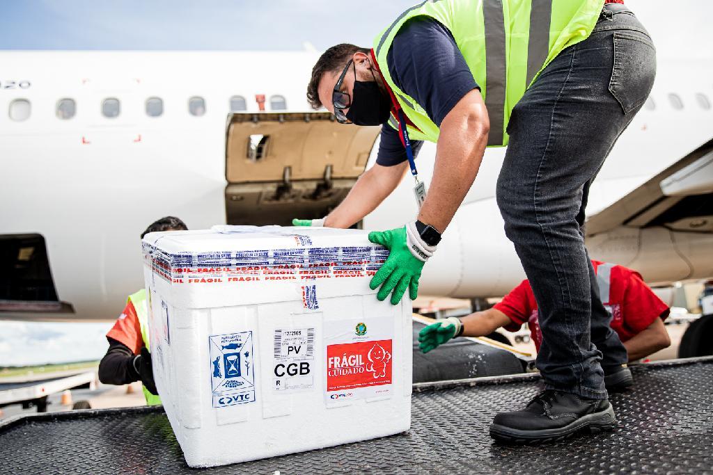 Mato Grosso recebe 113.920 doses de vacina contra a Covid-19 nesta quinta-feira
