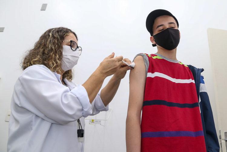 Menores com idades entre 12 e 17 anos poderão tomar a primeira dose contra Covid-19 nos dias 26 e 27 de outubro