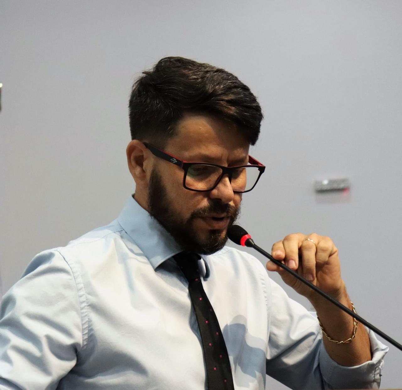 Na esperança de ficar bem com todos, Bonifácio não ficou bem com ninguém