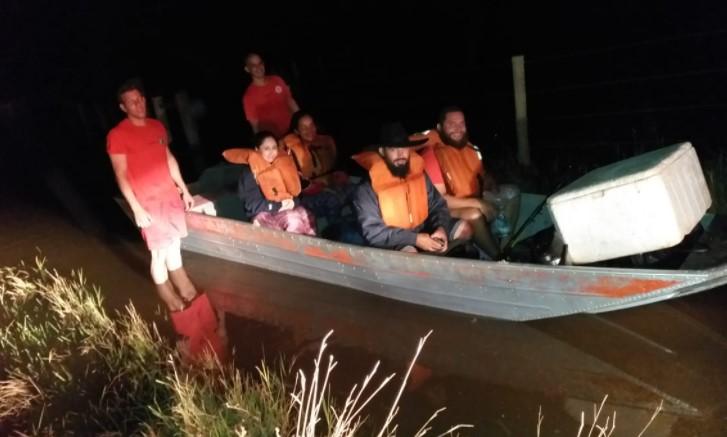 Moradores de Sapezal são resgatados após ficarem ilhados no Rio Sepotuba em Tangará da Serra