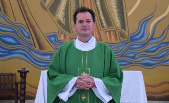 Padre de Sinop acusado de estupro se entrega para a polícia em Cuiabá