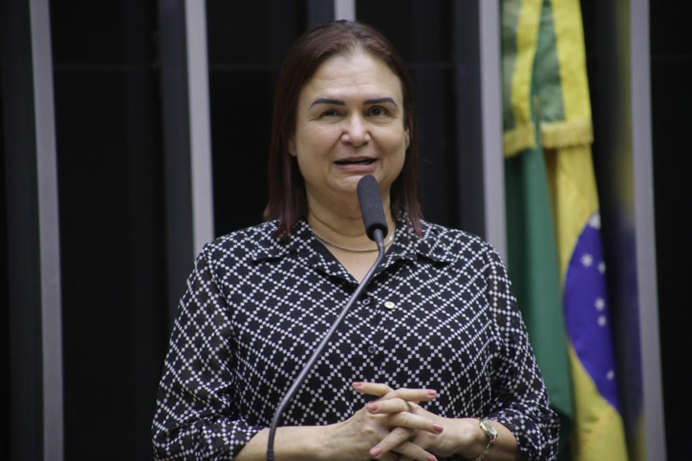 Em discurso, Rosa Neide critica precarização do INSS e lamenta falecimento da professora Sidnei Cardoso