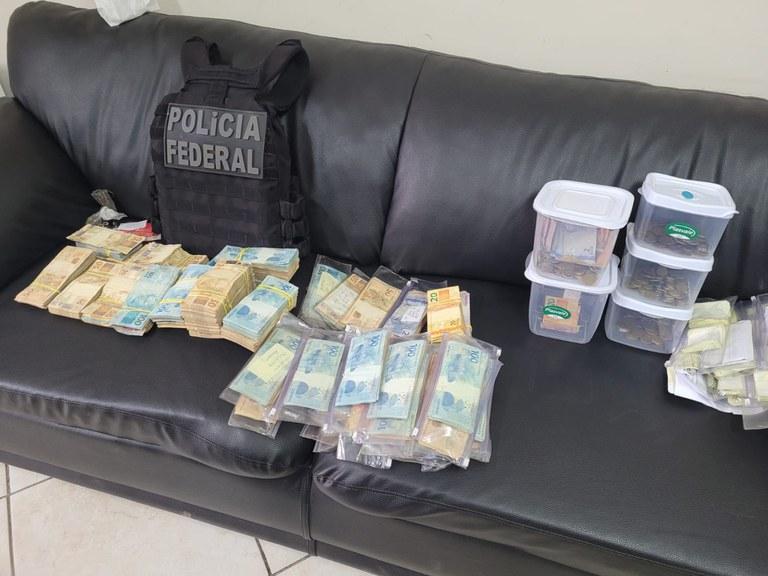 PF apreende 101 carros e R$350 mil em espécie em operação contra tráfico de drogas no Mato Grosso