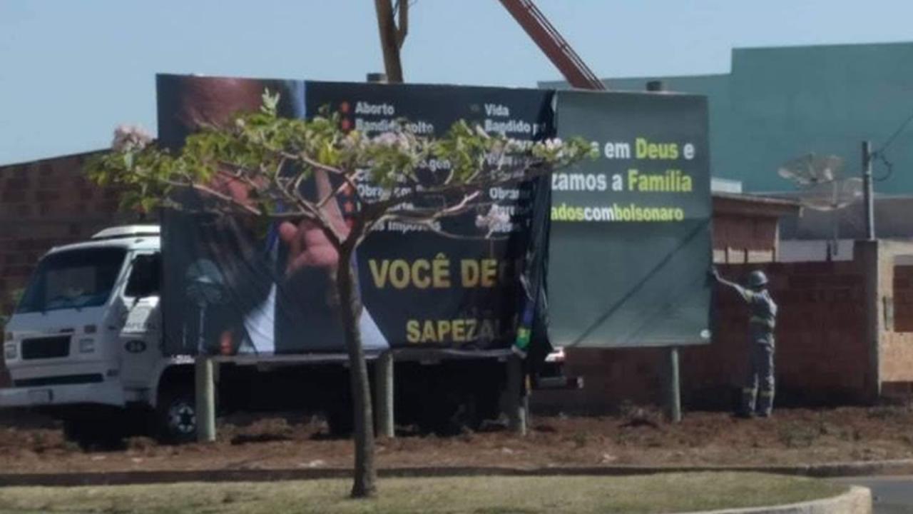 Após decisão judicial, outdoors apócrifos em favor de Bolsonaro são retirados de Sapezal
