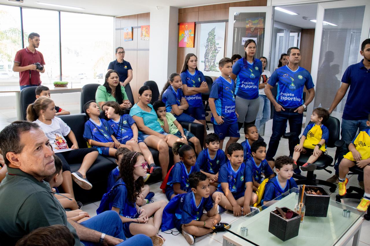 Doação de kit esportivo beneficia atletas de base de Sapezal.