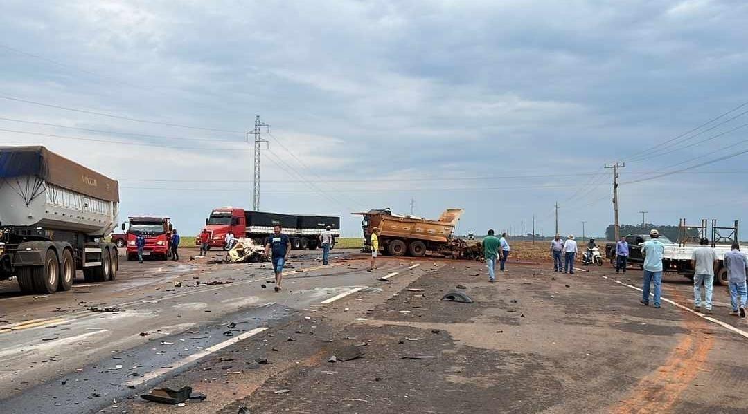 Homem morre ao perder controle de carreta e bater em veículo tanque em Campos de Júlio