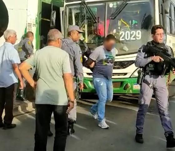 Motorista de ônibus que deu facada em colega tem prisão convertida em preventiva