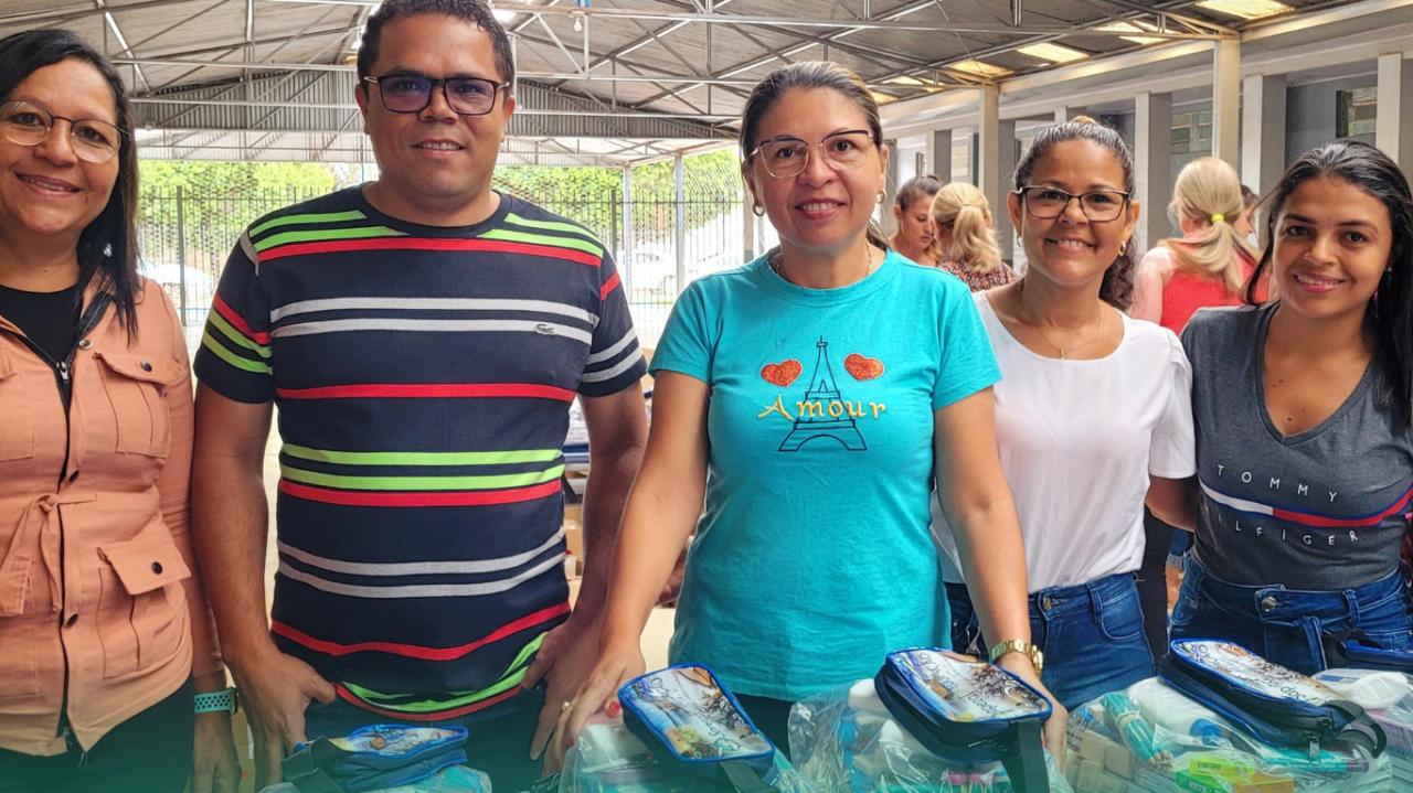 Vereadores marcam presença na distribuição de kits escolares para alunos da rede municipal