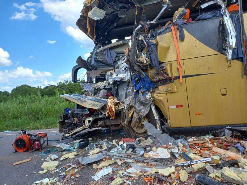 Acidente entre carreta e ônibus deixa 7 mortos na BR-174