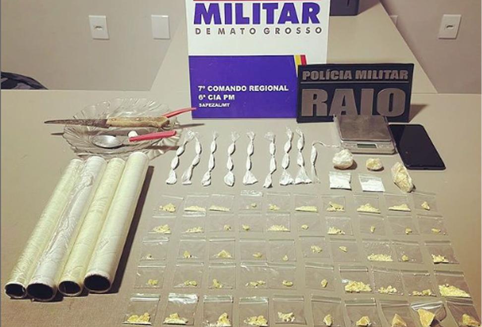 Dois são presos traficando drogas na praça do bairro Popular em Sapezal