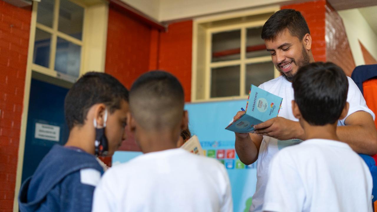 Escolas públicas de Sapezal e Campos de Júlio recebem o “Caminhão Meus Hábitos Saudáveis”