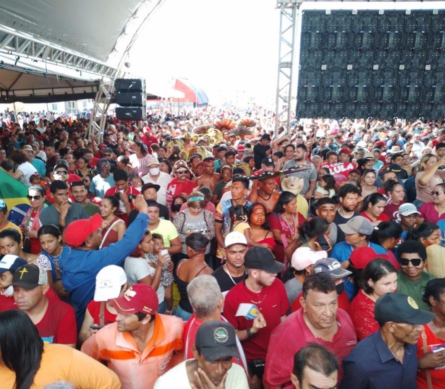 Multidão recebe presidente Lula em Rondonópolis