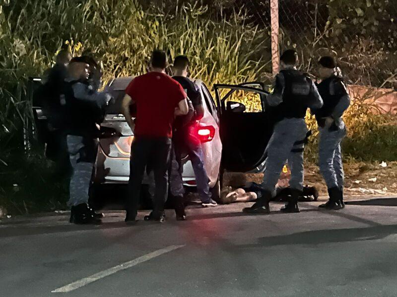 Confronto com a Rotam resulta na morte de assaltantes de carro roubado em Cuiabá