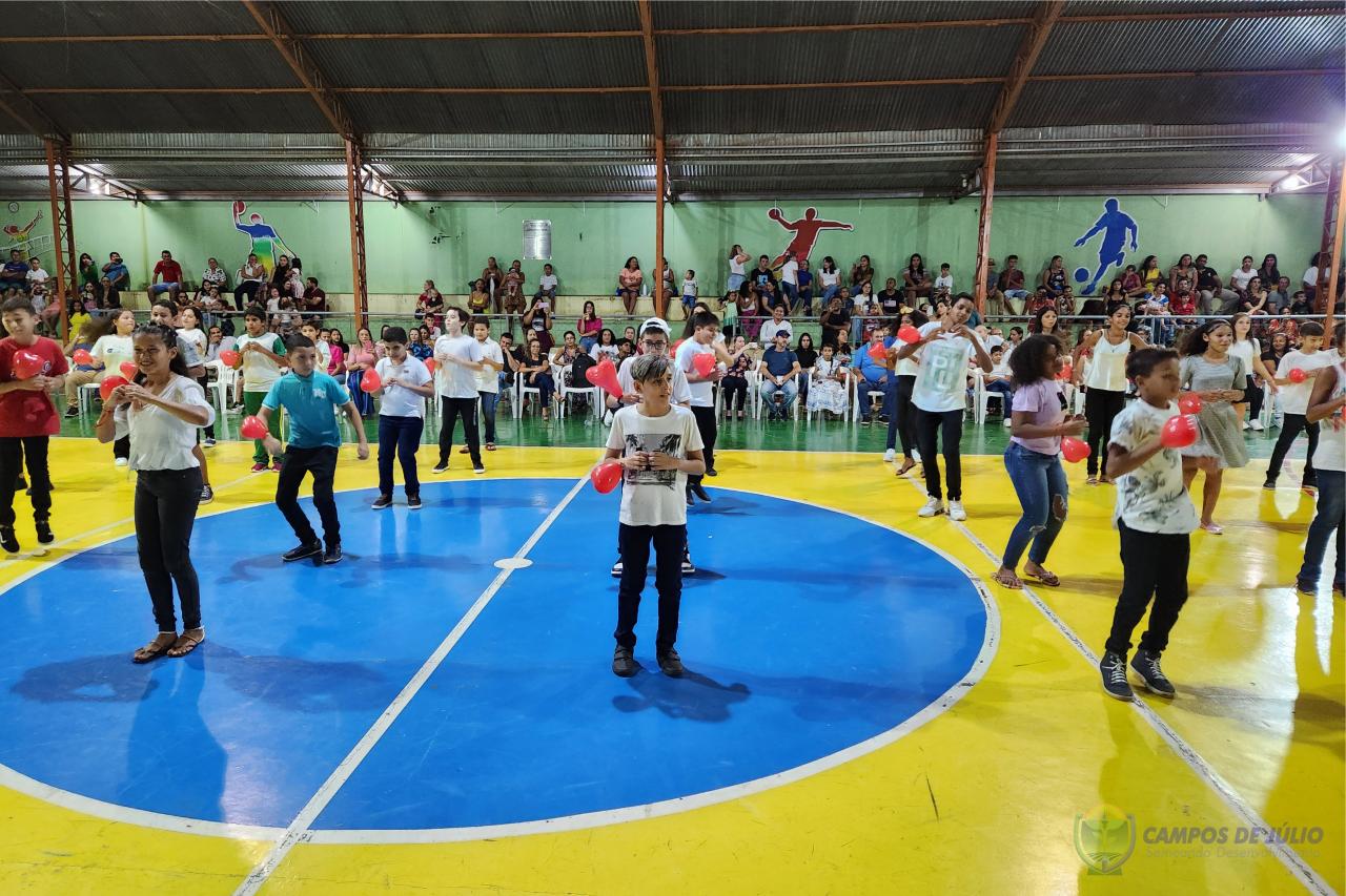 Homenagem emociona mães e aproxima comunidade e escola em Campos de Júlio