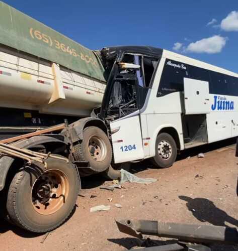 Ônibus colide com carreta, deixando um morto e vários feridos entre Campo Novo e Sapezal