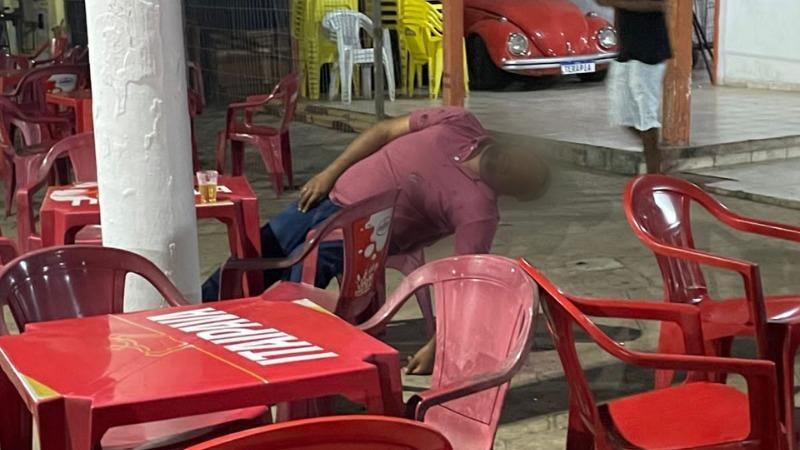 Homem de 28 anos é morto a tiros enquanto bebia em bar