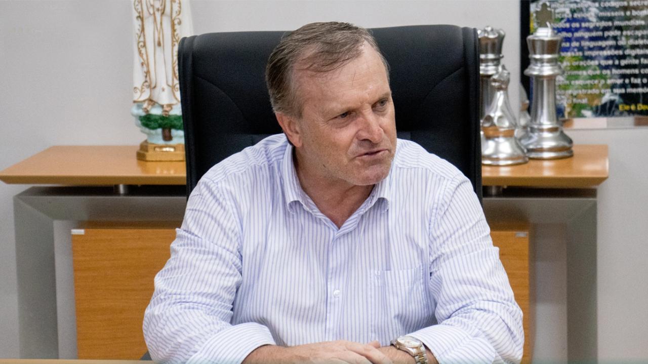 Casagrande ofende internauta ao ser cobrado sobre Unemat