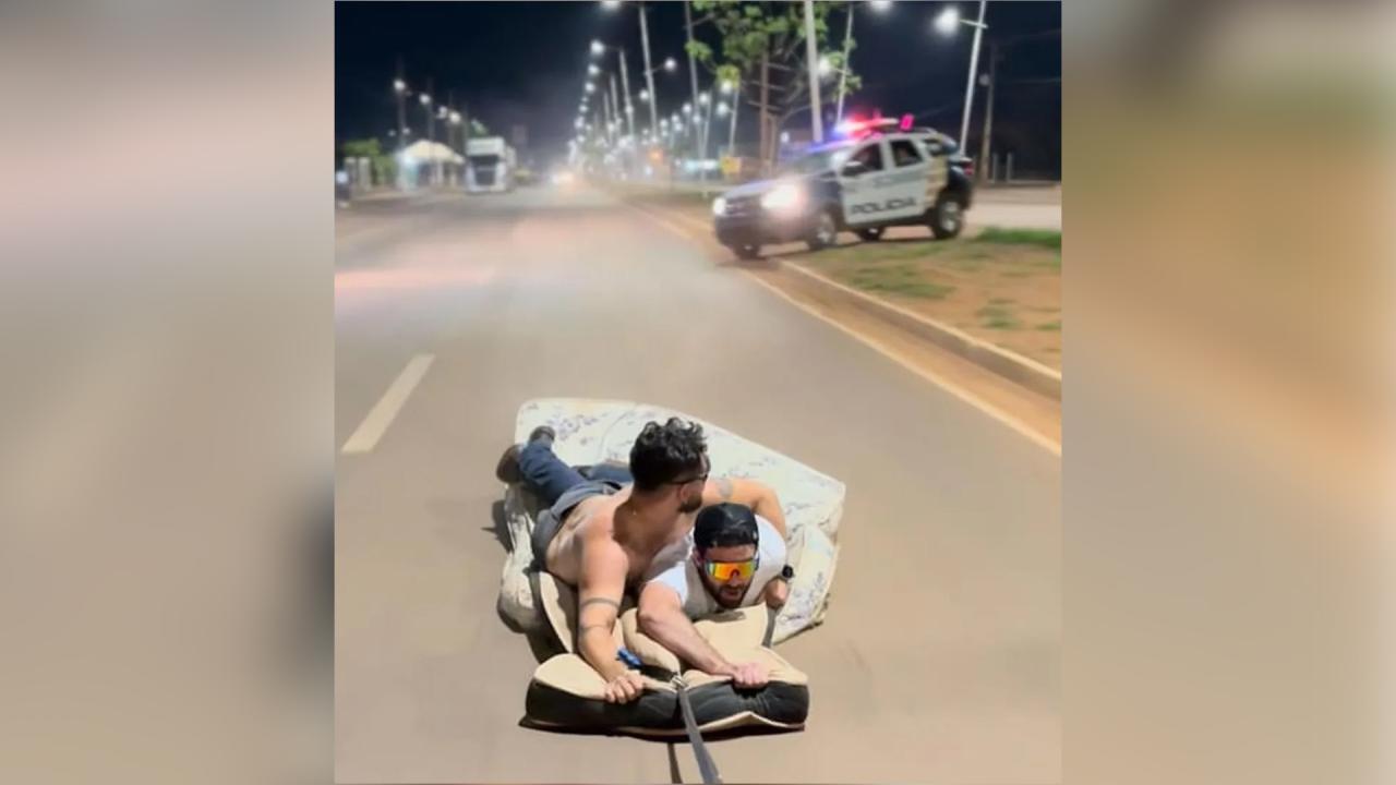 Influencer é preso em MT após 'surfar' em colchão puxado por caminhonete
