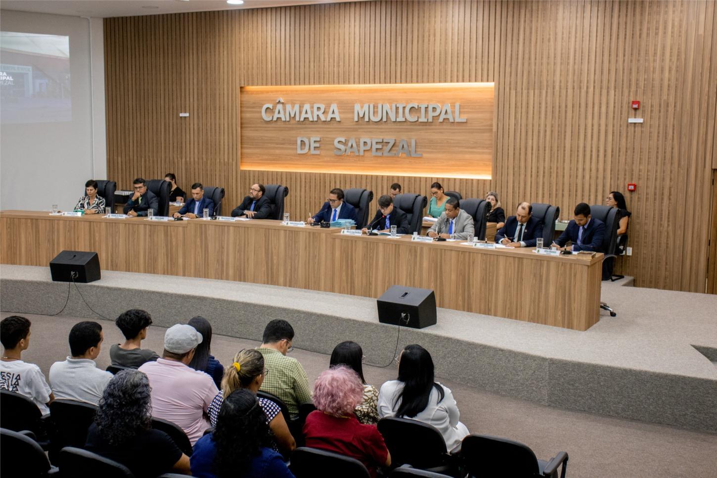 Câmara aprova PL para flexibilizar padrões de construção de calçadas no município.