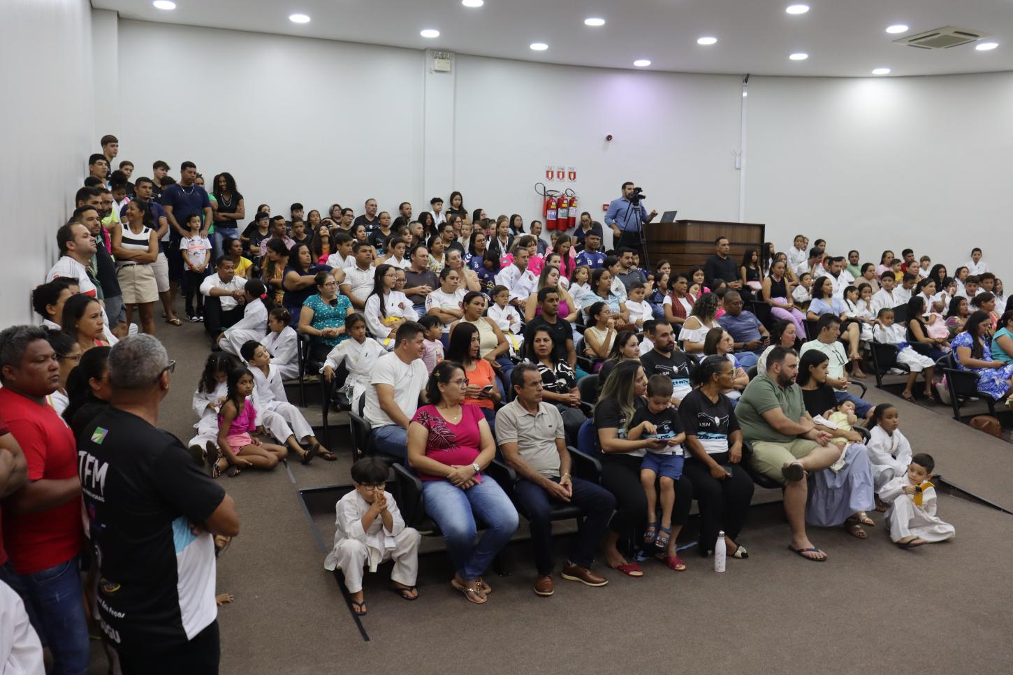 Câmara realiza Sessão Solene para entrega de Moção de Aplauso aos jovens Atletas, Grupo de Teatro e Equipe do SAMU.