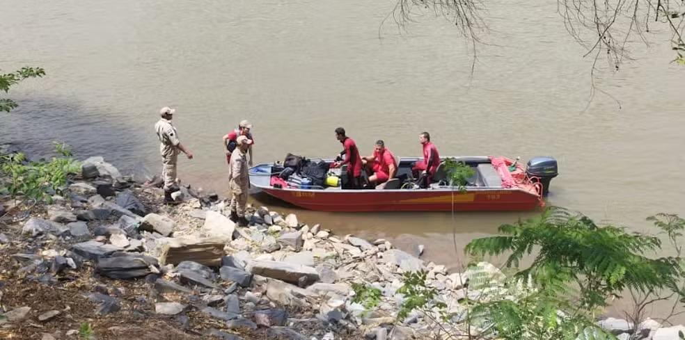 Irmãos de 8 e 10 anos se afogam enquanto brincavam no Rio Cuiabá
