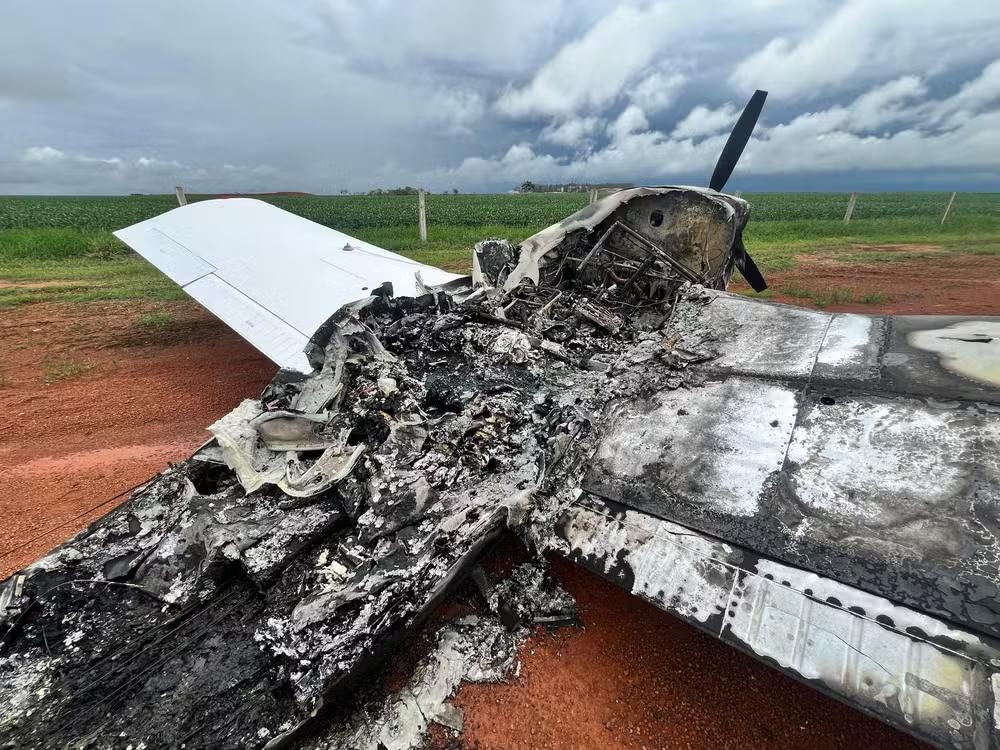 Avião sem autorização para voo faz pouso forçado e é incendiado em fazenda de Brasnorte