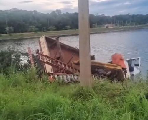 Caminhão cai na Prainha e funcionário de empresa morre