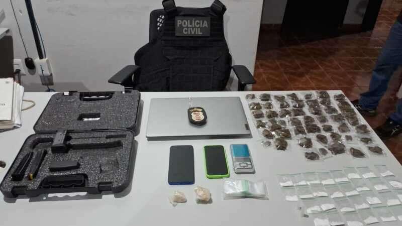 Jovem de 21 anos procurada por roubo, extorsão e tortura é presa com drogas e armas em Campos de Júlio