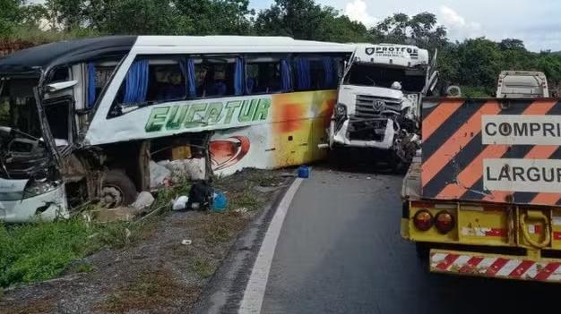 Acidente entre ônibus e caminhão deixa 19 feridos na Serra do Mangaval