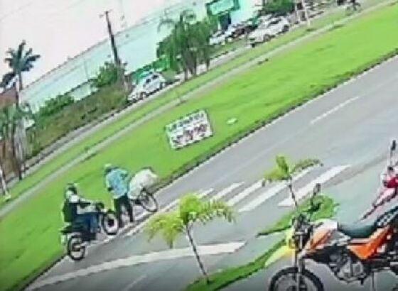Idoso é atropelado por motociclista enquanto atravessava faixa de pedestres em Sinop; Veja Vídeo